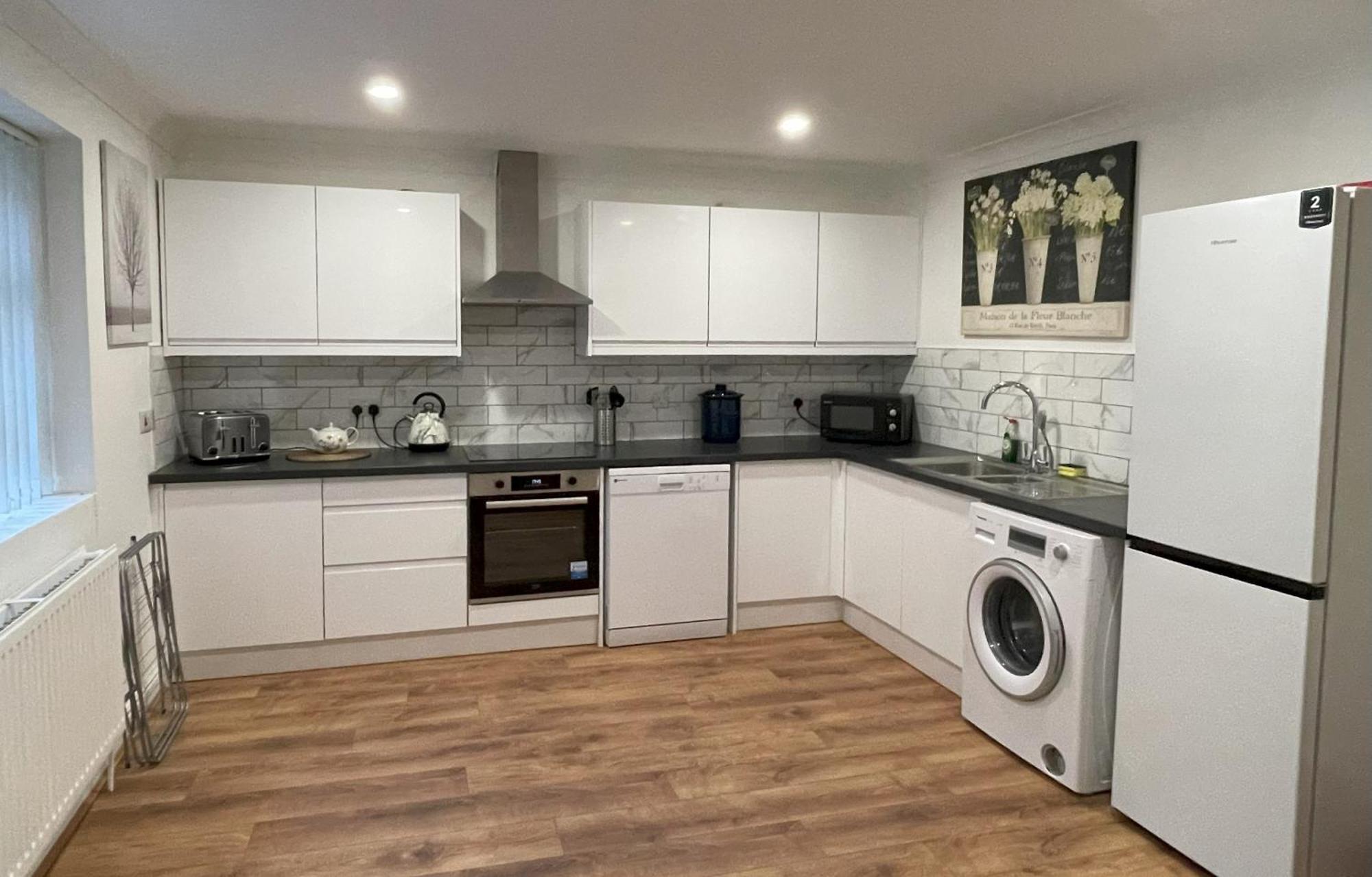 1 Fitzhamon Embankment Apartments Opposite Principality Stadium - Long Stay Offer คาร์ดิฟฟ์ ภายนอก รูปภาพ
